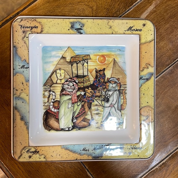 Sakura Tourist Cats 7.5 inch Decorative Plate Made in Italy - Egypt- Pyramids - Picture 1 of 4